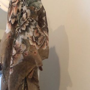 Fashionable scarf with flower design !